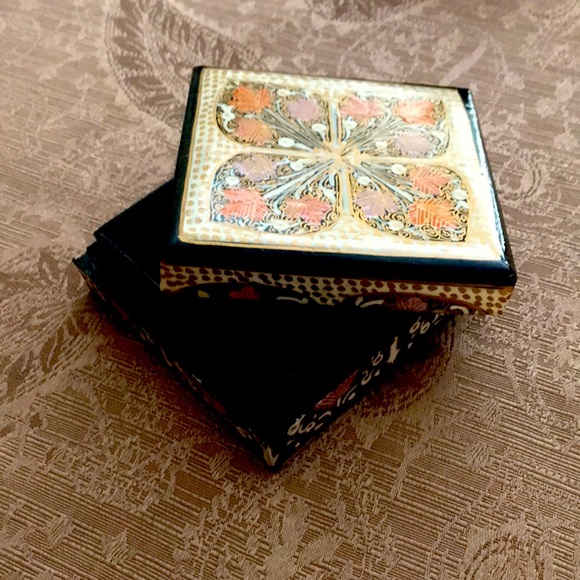 Beautiful handcrafted box from Kashmir with intricate design - Picture 7 of 7